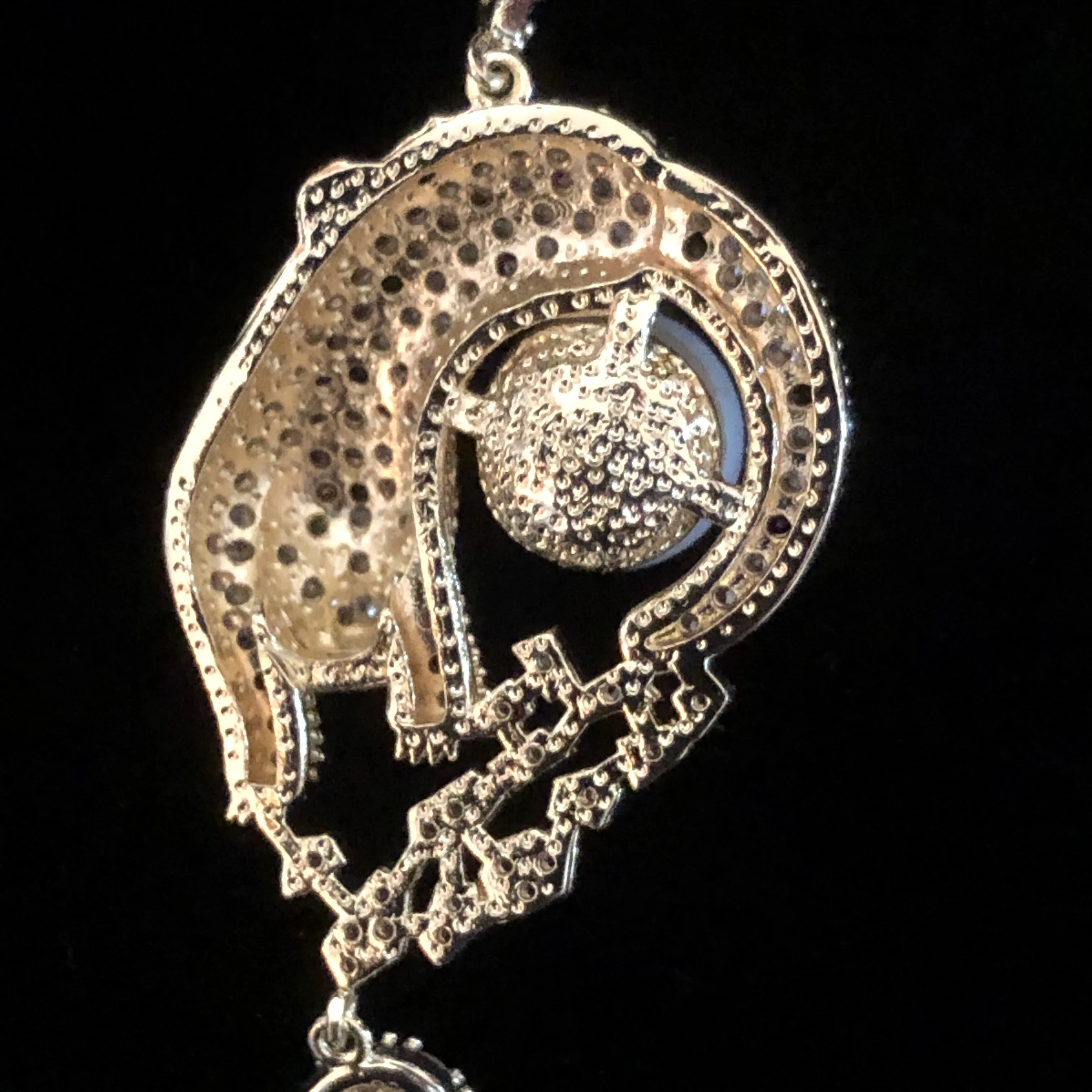 A HIGHLY DETAILED PAIR OF DRAPING LEOPARD EARRINGS
